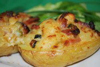 Pomme de terre fourrée au jambon, olive et fromage 
